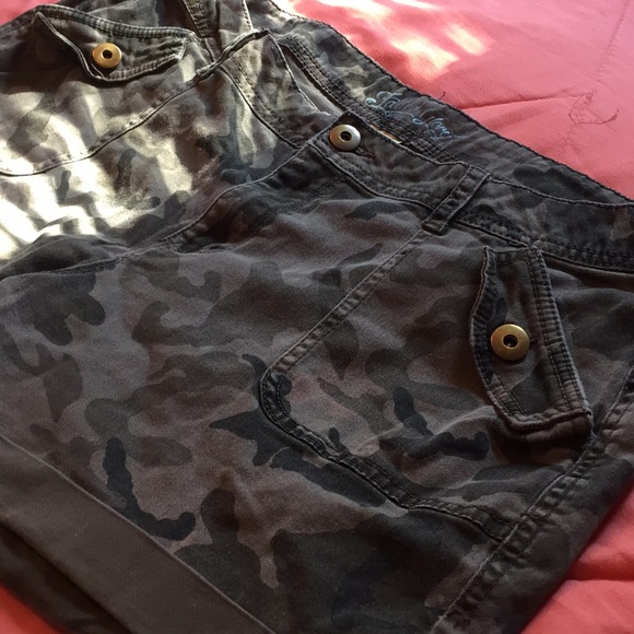 Green Camouflaged style summer shorts size 16 - Picture 2 of 5